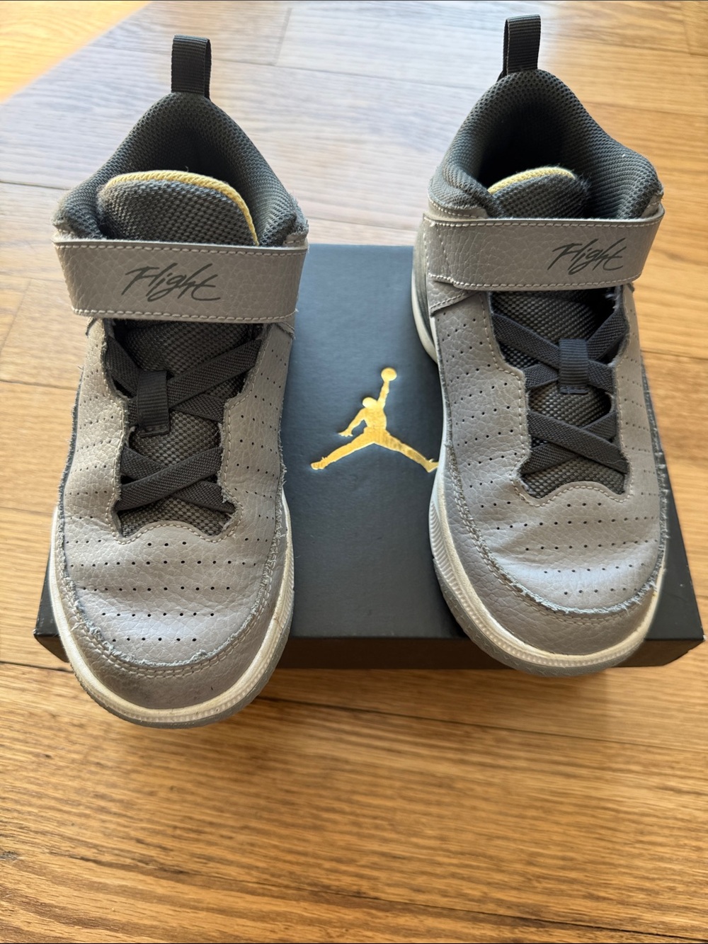 Boys Jordan Max Aura 5 sneakers. Size 1y (with box)